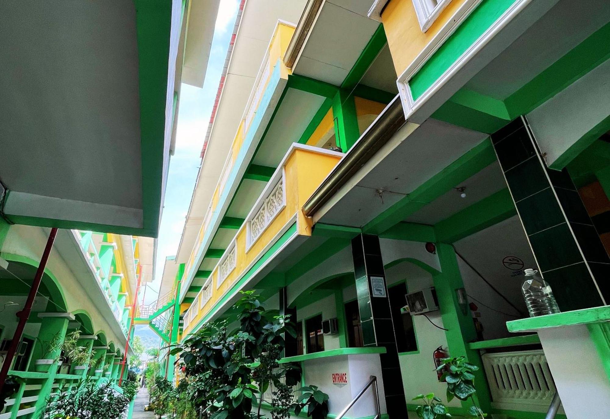 White Beach Hotel Puerto Galera Powered By Cocotel Exterior photo